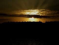 SAINT-RAPHAËL: Coucher de soleil sur Fréjus depuis le port de St-Raphaël.