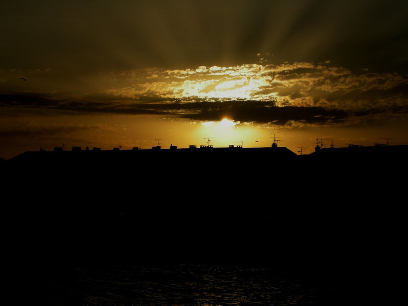 SAINT-RAPHAËL: Coucher de soleil sur Fréjus depuis le port de St-Raphaël.