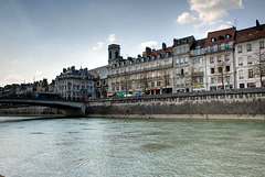 BESANCON: Le Doubs, l'église de la Madeleine, le pont Battant, le quai de Strasbourg.
