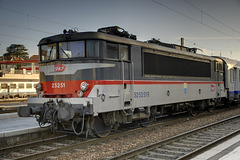 BESANCON: Une locomotive 25200 couleur corail plus.