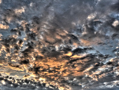 BESANCON: Levé du soleil à travers les nuages.