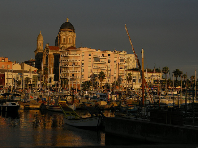 SAINT-RAPHAEL: Couché se soleil sur le port et la Basilique.