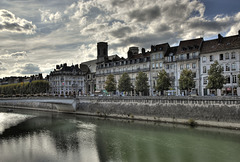 BESANCON: Le quai de Strasbourg, le Doubs, le pont Battant.