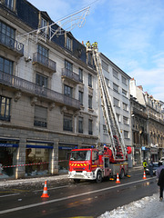 BESANCON: Les Pompiers font tomber les glaçon depuis les toits.