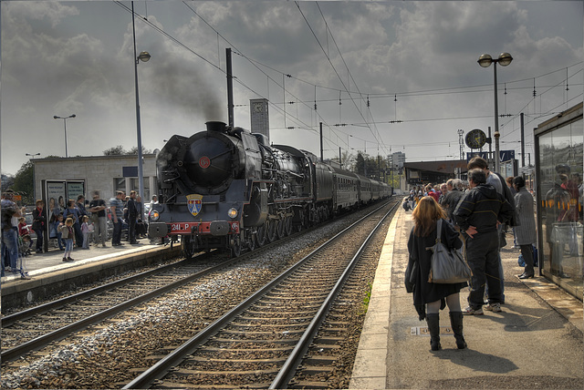 BESANCON: Passage de la locomotive 241P17 à Besançon.