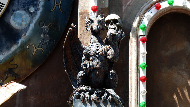 EUROPAPARK: Un dragon, une tête de mort.