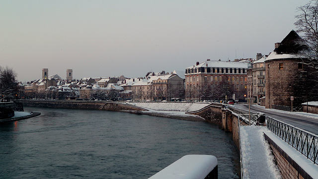 BESANCON: Le quai de Strasbourg sous la neige.