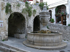 SAINT-PAUL: Une fontaine