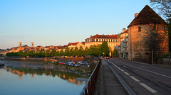 BESANCON: Le quai de Strasbourg, la tour de la Pelotte.