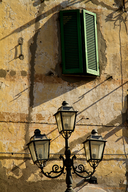 street lamp in pitigliano