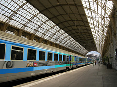 Nice: Gare SNCF avec l'attente de départ d'unTéoz en direction de Bordeaux.