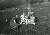 (459) Sommer 1937: Jenny Svendsen, Hilma, Jens, (foran:) Gunda, Randi og Liv.