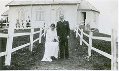 (476) Brudeparet Charlotte Josefine Nordeng og Amandus Seberg Johansen foran Baptistenes bedehus på Sommarøy, 11. juni 1938
