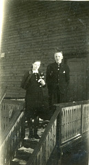(485) Magnhild og Karl Kroken på trappa utfor Tunheimbrygga