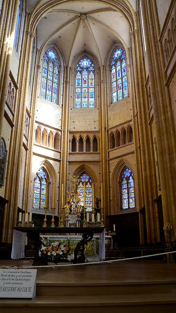 DIJON: Cathédrale Saint Bénigne. (HDR)