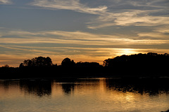 EVETTE SALBERT:Couché du soleil sur le lac.
