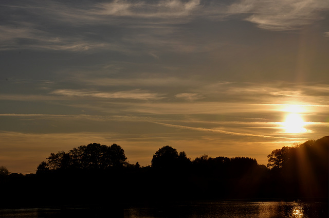 EVETTE SALBERT:Couché du soleil sur le lac.