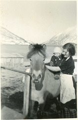 (539) Hesten Sleipner, Synnøve Yttergård Reitan og Gudrun Yttergård