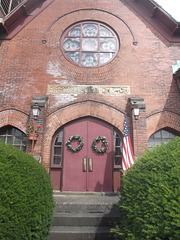 Appealing church main entrance / Majestueuse entrée d'église américaine.