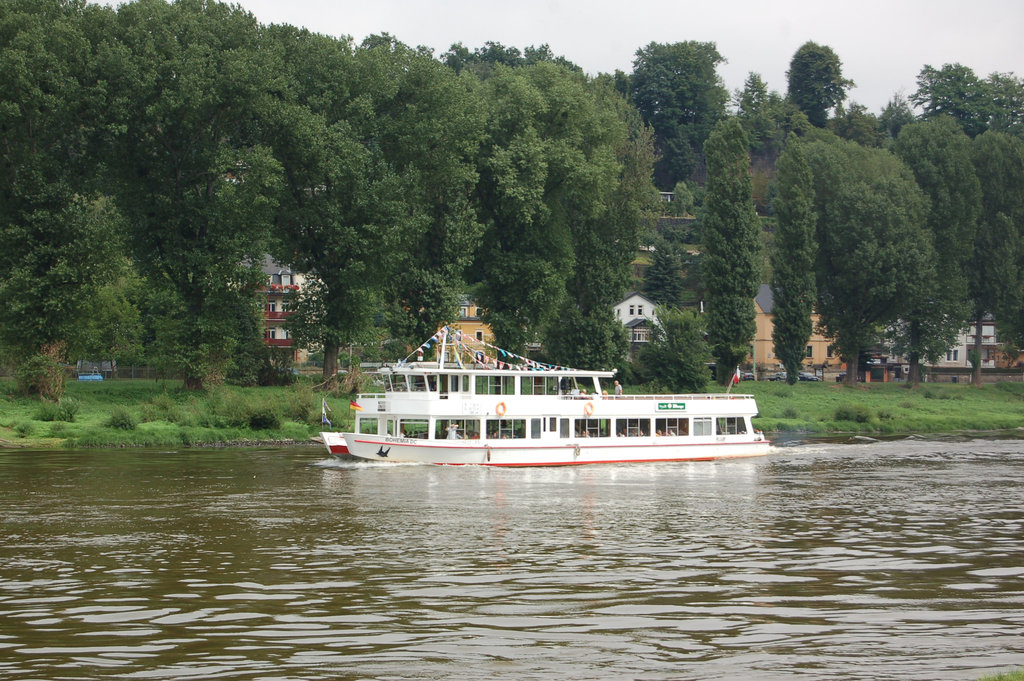ŝipo sur rivero Elbo (Schiff auf der Elbe)
