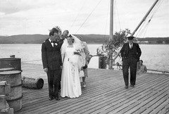 (112) Brudeparet Hilma (Svendsen) og Signold Solem, 16. august 1950, foran Saudafjord