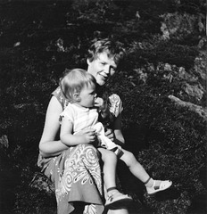 (116) Magnhild (Kroken) Grønneberg og datteren May