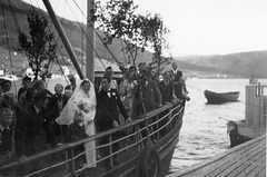 Brudeparet Hilma Svendsen og Signold Solem, med følge, ombord i  Saudafjord