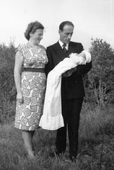 (132) Hilma og Signold Solem, med dåpsbarnet Jan-Thore Solem, 24. august 1958