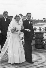 (133) Jens Bergum (bak) og brudeparet Hilma (Svendsen) og Signold Solem, 16. august 1950