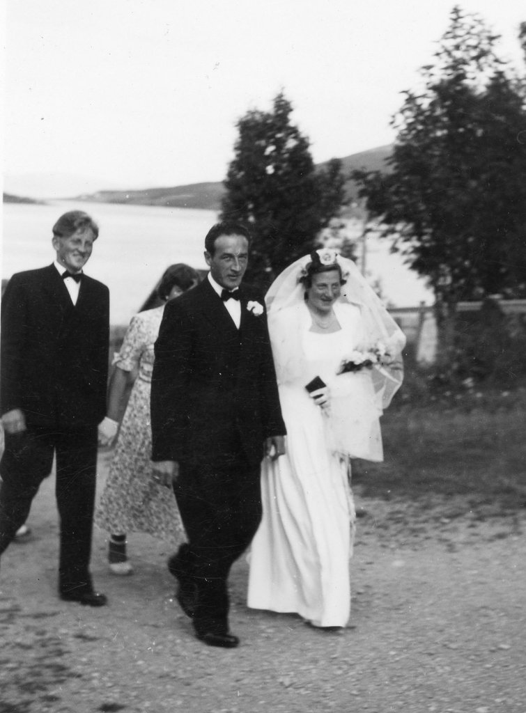 (134) Jens Bergum (bak) og brudeparet Hilma (Svendsen) og Signold Solem, 16. august 1950