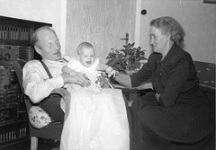 (137) Magnus og Johanna Kroken, med dåpsbarnet May Grønneberg, 2. august 1958