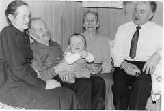 (139) Julen 1957 - Jenny Svendsen, Jens Johannessen, John Steinar Bergum, Elisabeth Marie Johannessen, Arnold Svendsen