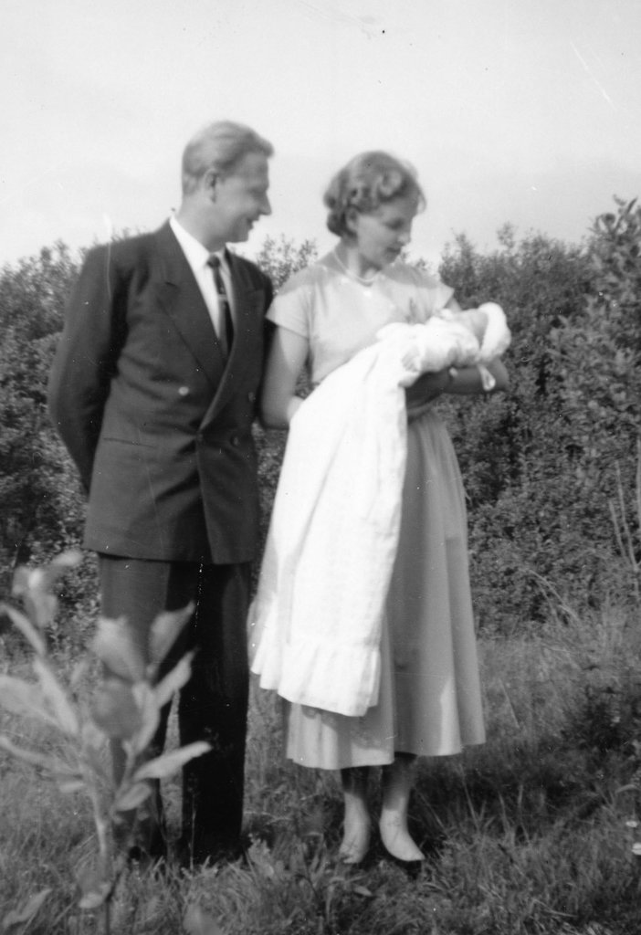 (165) Gudmor og gudfar Sigmund og Jorunn Anna (Jakobsen) Espenes, dåpsbarnet Jan-Thore Solem, 24. august 1958