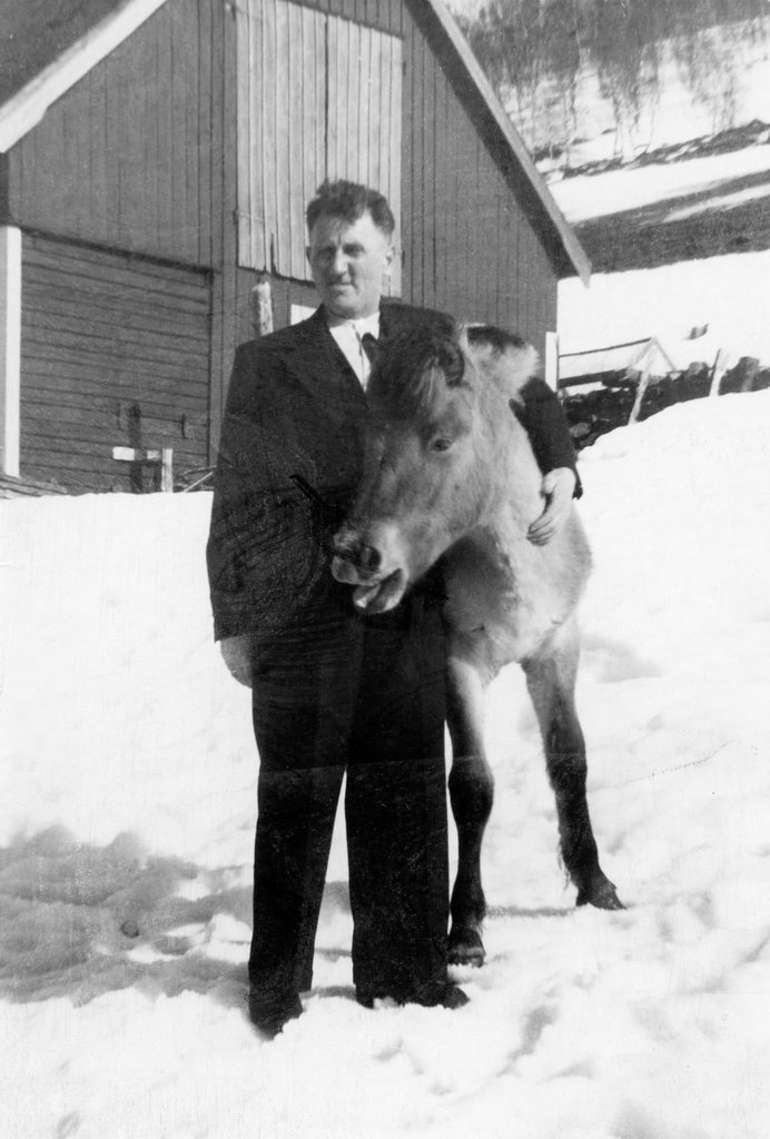 (205) Arnold Svendsen og Lyna på Bergum