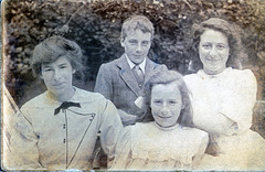 Annie Hay (b1895), Lillian Hay (b1900), Agnes Hay (b1896), James Hay (b1898), Finzean c1912