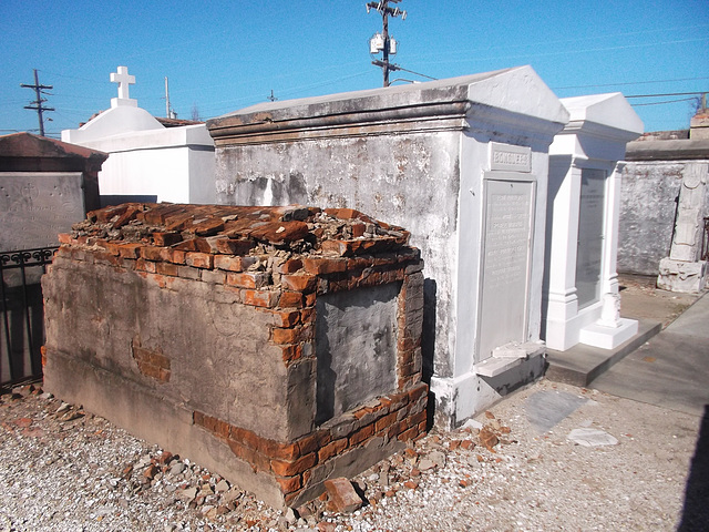 Briques funéraires / Funeral bricks.
