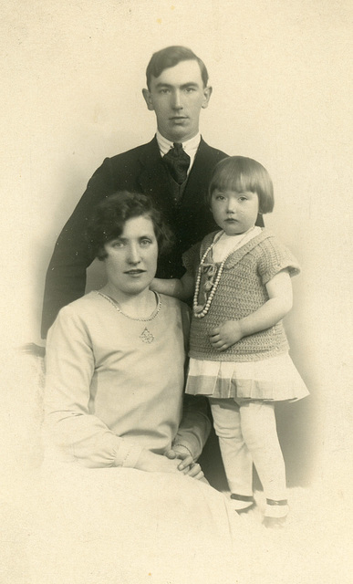Erna og Karl Kristoffersen, med datteren Mary.