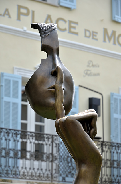MOUGINS: Statue...