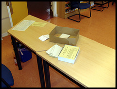 Relativ geleerte Stimmzettelausgabestelle nach der Wahl