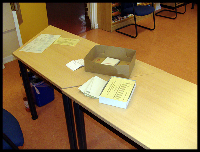 Relativ geleerte Stimmzettelausgabestelle nach der Wahl