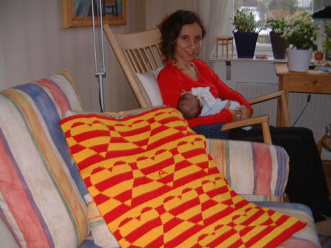 catalan mum with baby and cotton blanket