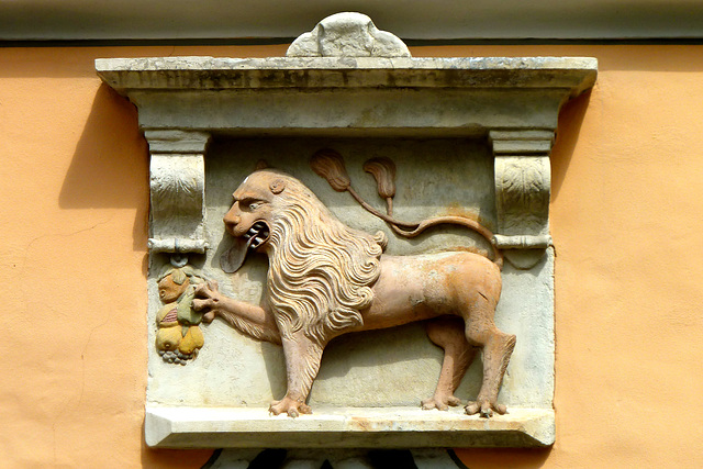 Naumburg 2013 – Lion holding fruit