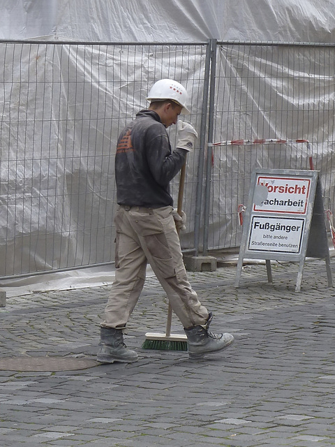 Naumburg 2013 – Sweeping the street