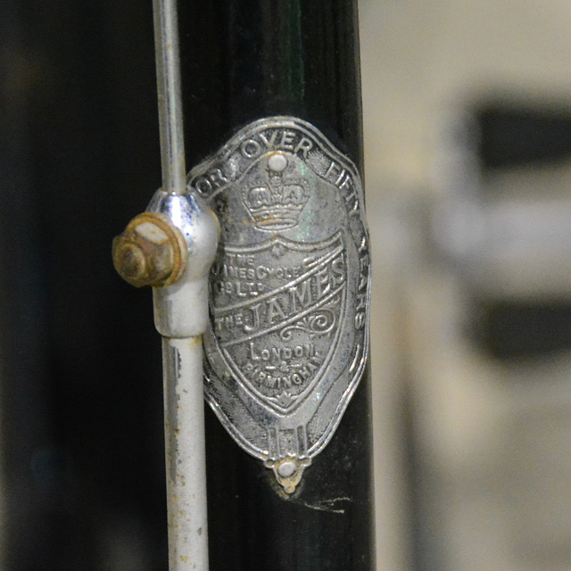 Sharjah 2013 – Sharjah Classic Cars Museum – The James bicycle plate