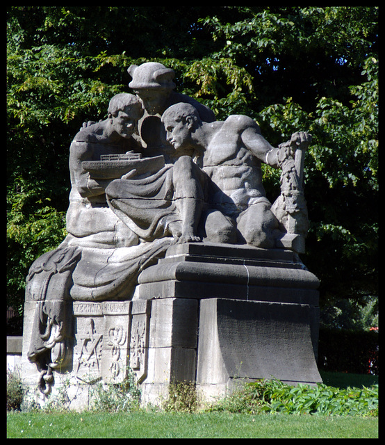 Linke Skulptur ("Wissenschaftler") vor Hanseatisches Oberlandesgericht (Hamburg)
