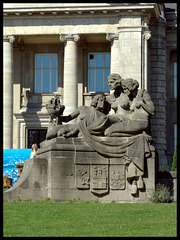 Rechte Skulptur vor Hanseatisches Oberlandesgericht (Hamburg)