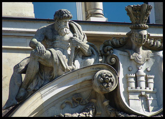 Detail vom linken Typ übern Eingangsportal mit Hamburgwappen und Ritter