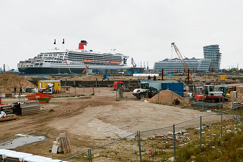 Baustelle an der Überseeallee mit Queen Mary 2 im Hintergrund