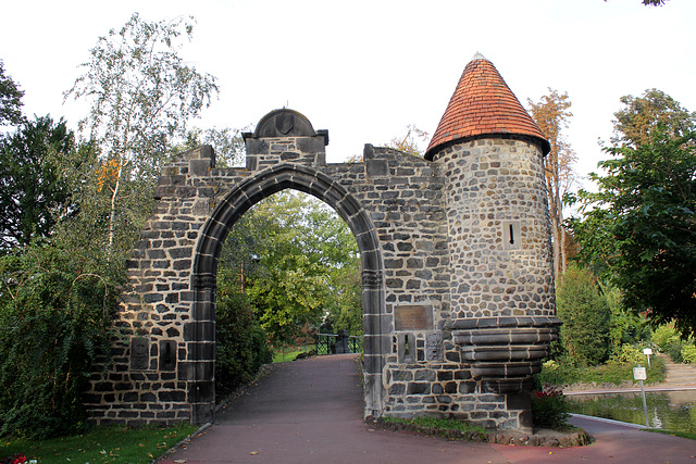 Allée sud - Ancienne porte du château de Bien-Assis