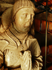 salisbury cathedral, c15 tomb effigy of walter lord hungerford +1449 wearing a livery collar